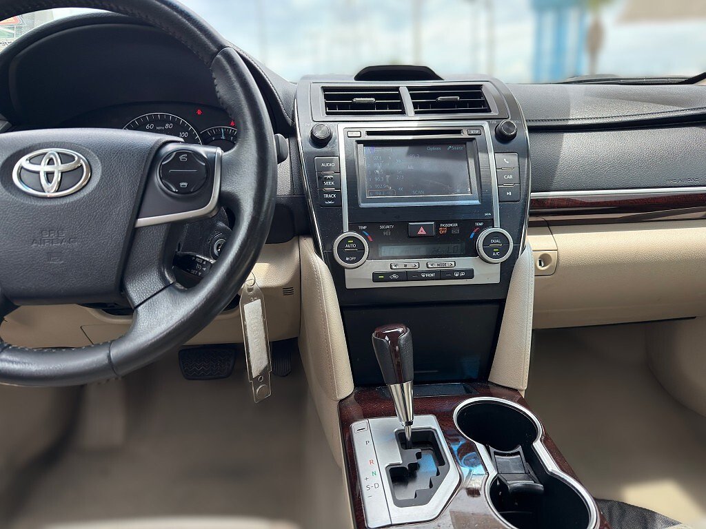 Used 2014 GRAY Toyota XLE image 8