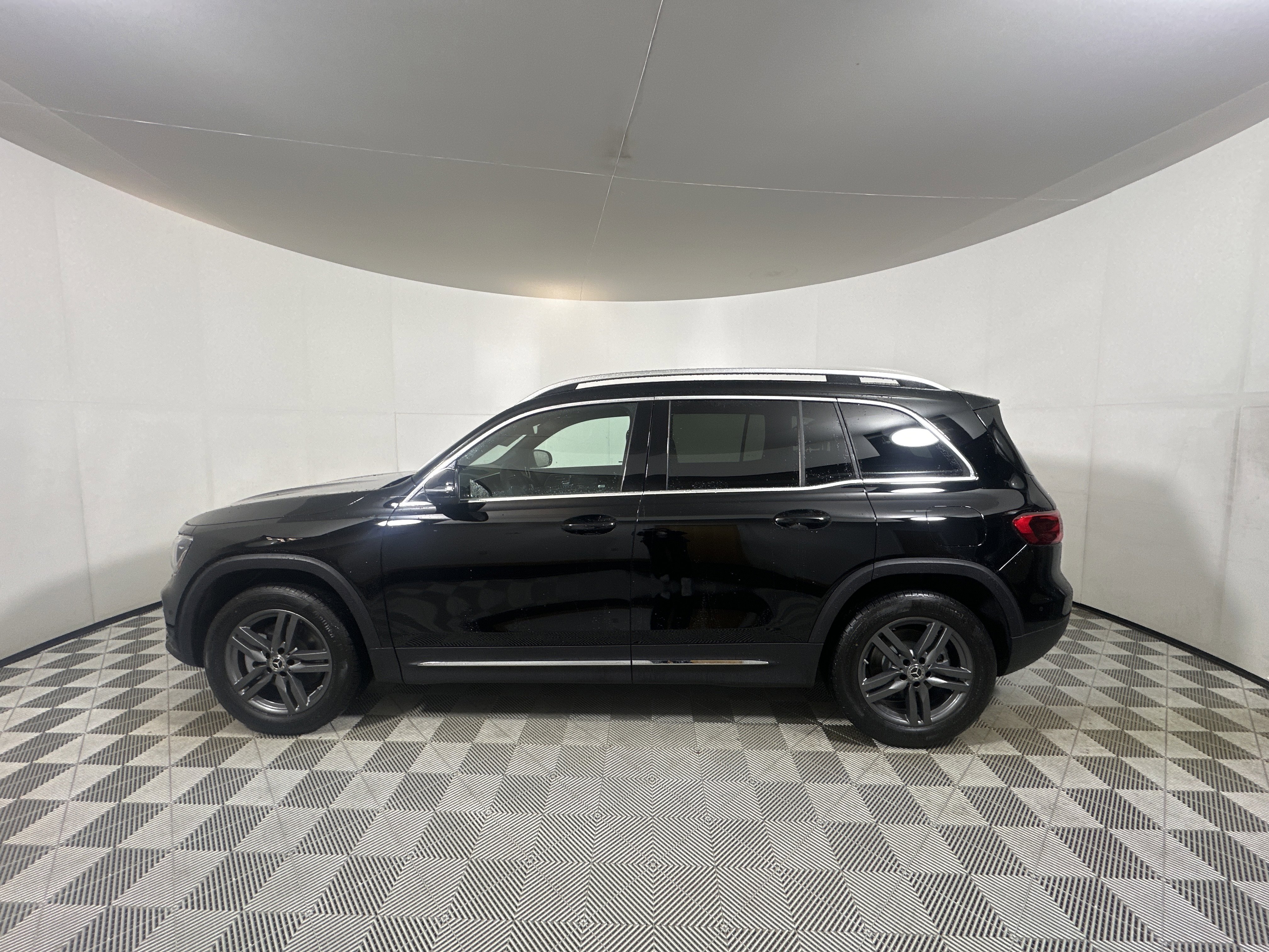 Certified Used 2026 NIGHT BLACK Mercedes-Benz GLB 250 image 4