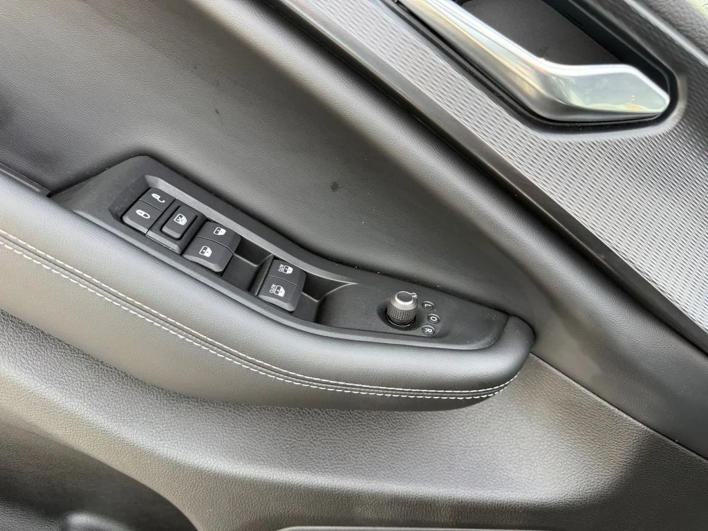 Used 2025  Jeep Altitude X image 6