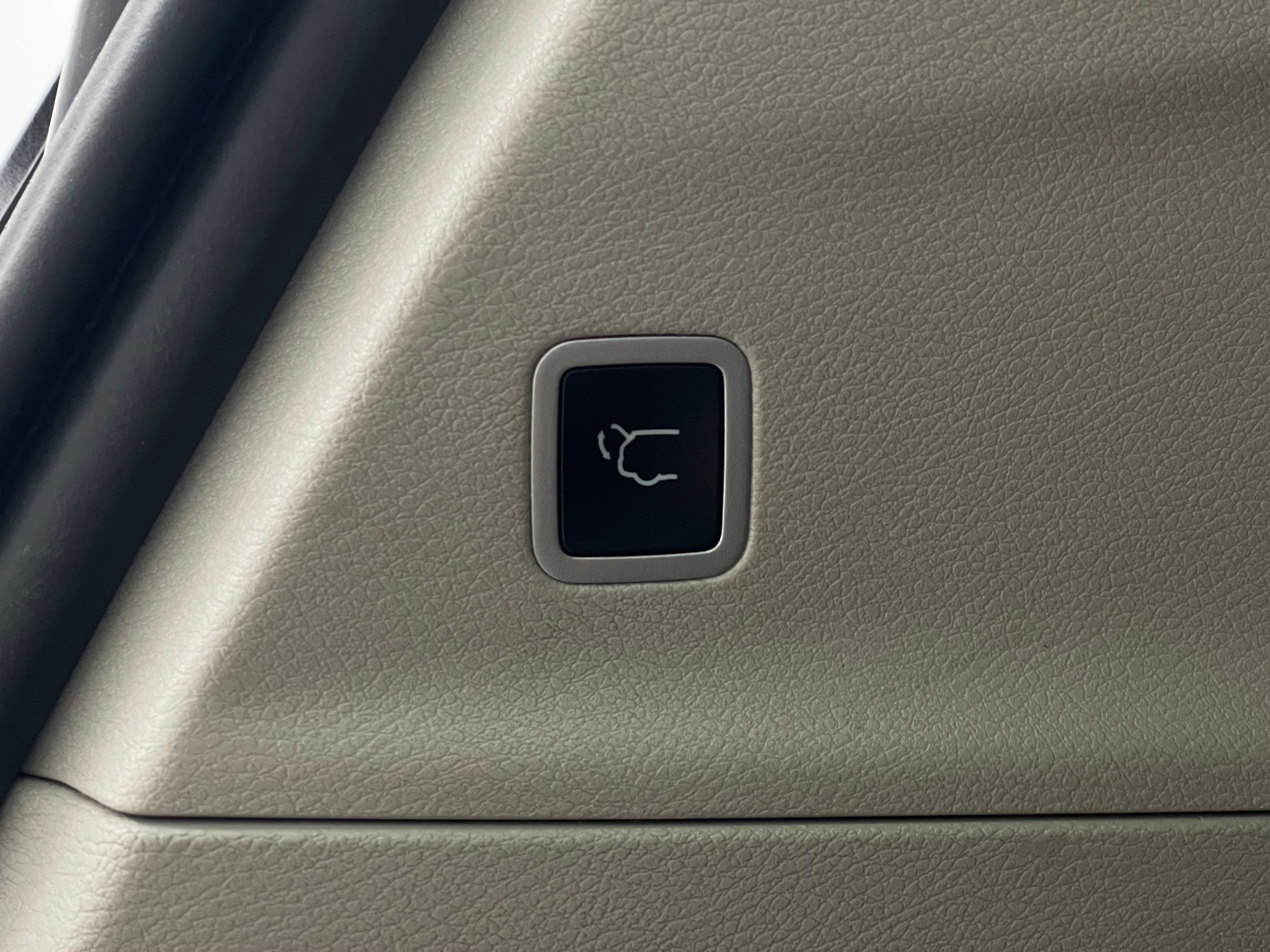 Used 2022 Bright White Clearcoat Chrysler LX image 11