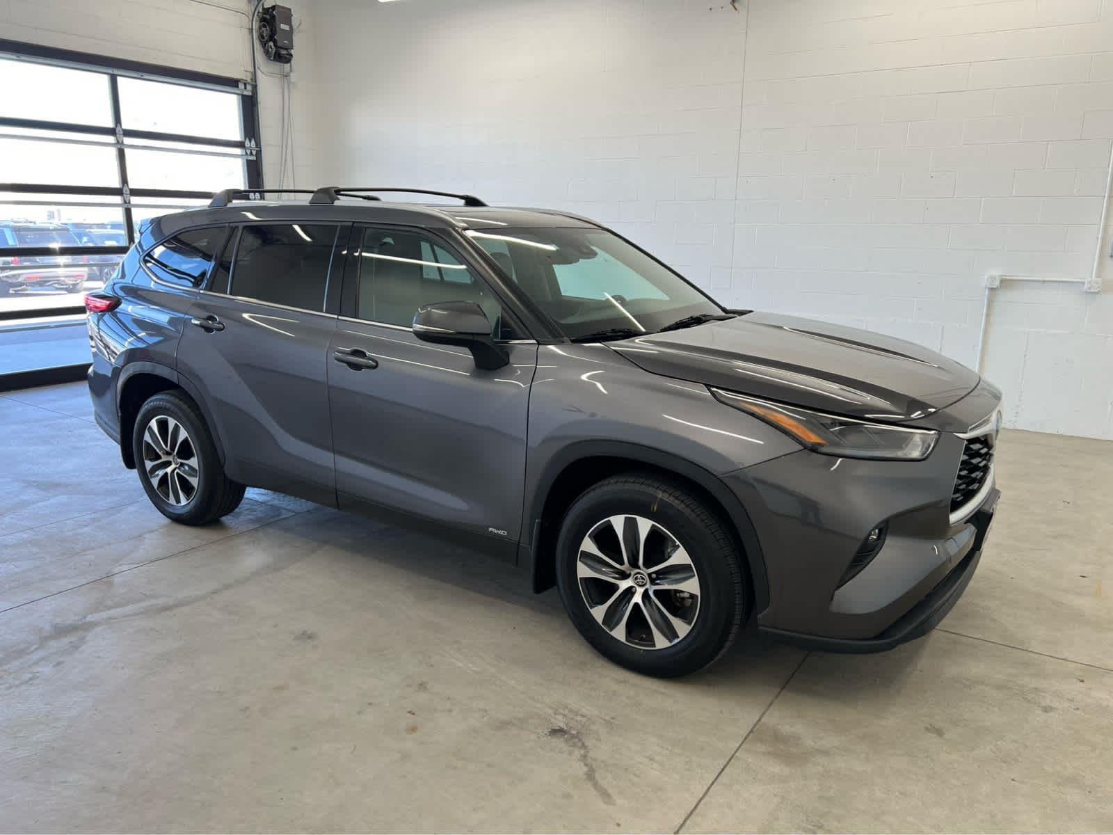 Used 2022 Magnetic Gray Metallic Toyota Hybrid XLE image 4