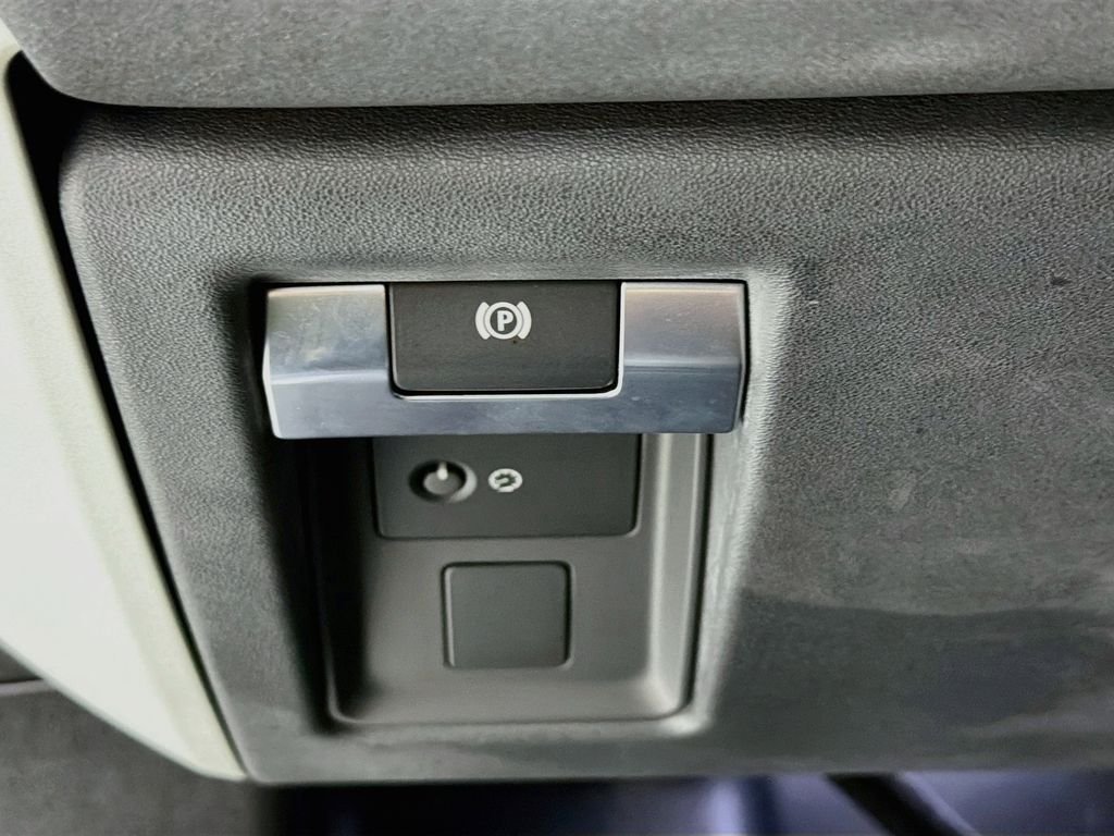 Certified Used 2023 Blue Land Rover X-Dynamic SE image 10