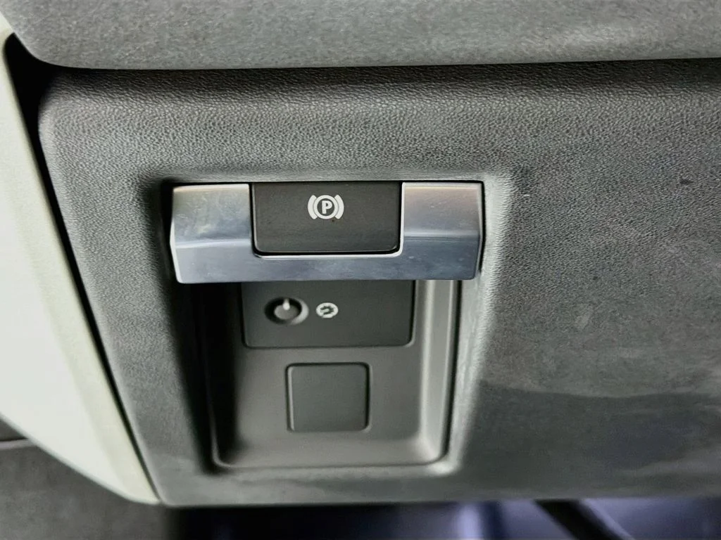 Used 2023 Blue Land Rover X-Dynamic SE image 10