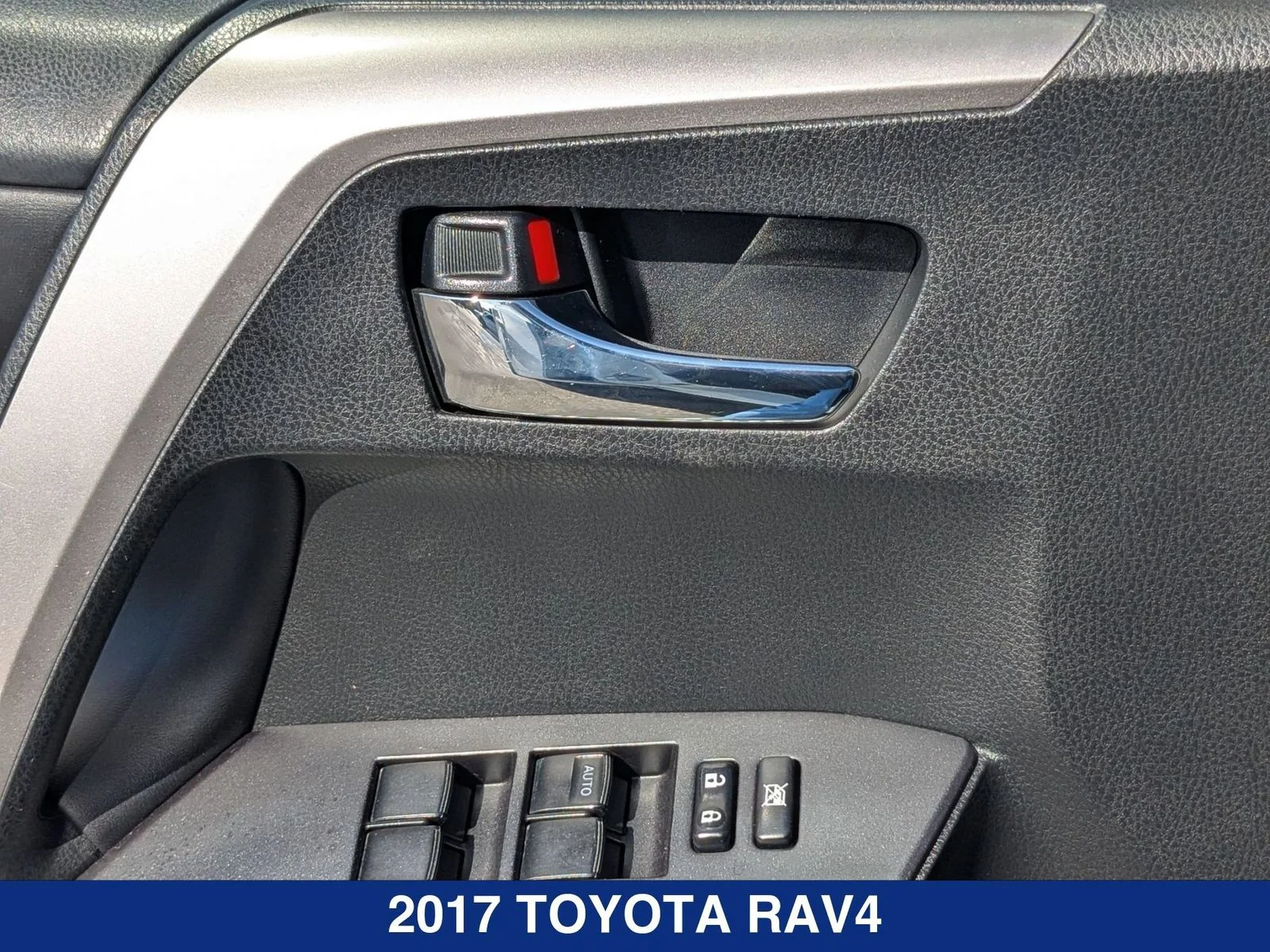 Used 2017  Toyota XLE image 11