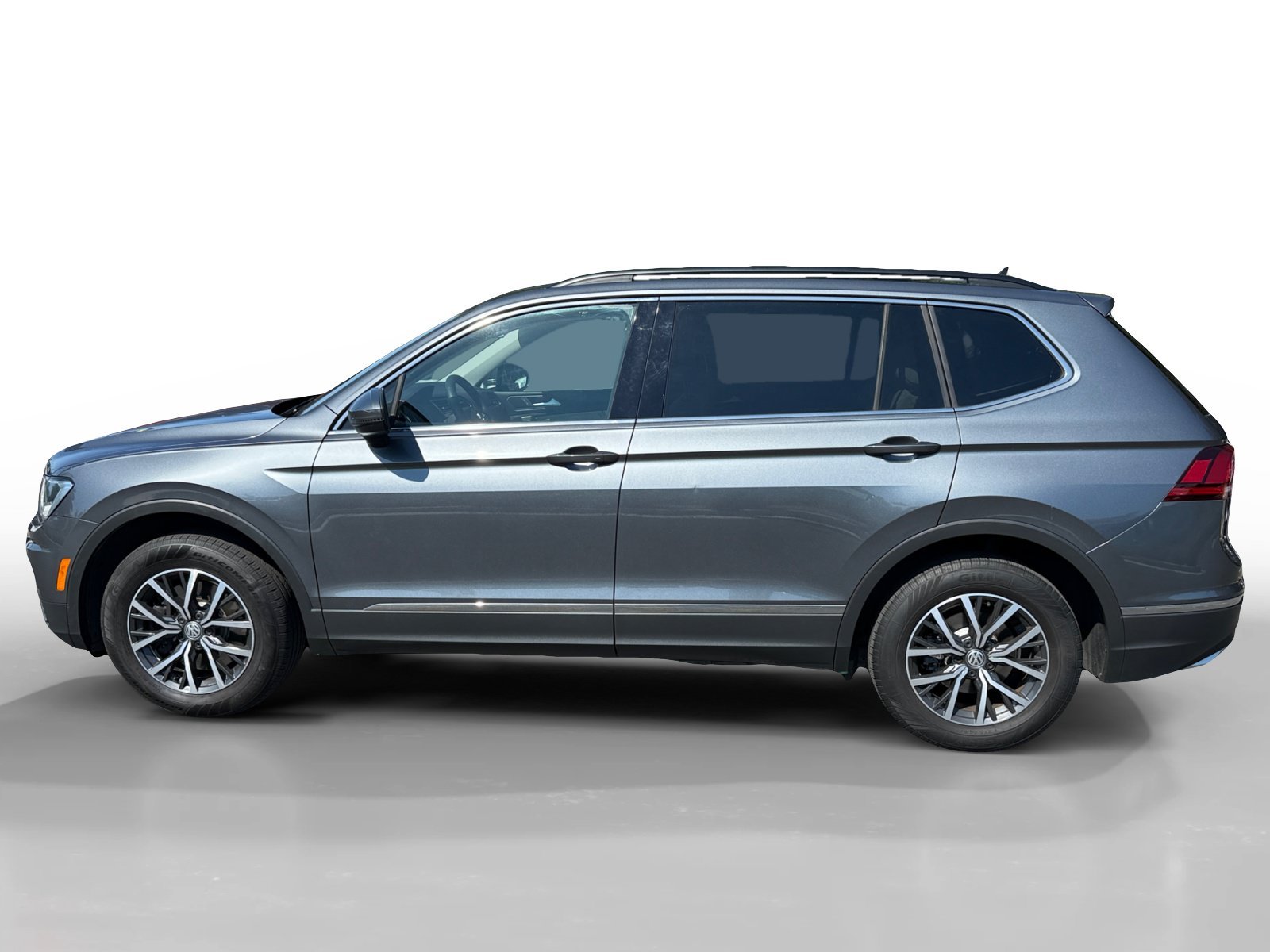 Used 2020 Platinum Gray Metallic Volkswagen 2.0T SE image 2