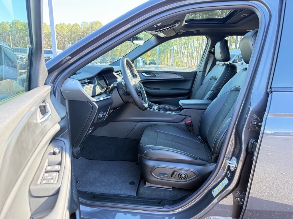 2025 Jeep Grand Cherokee Laredo Altitude photo 4