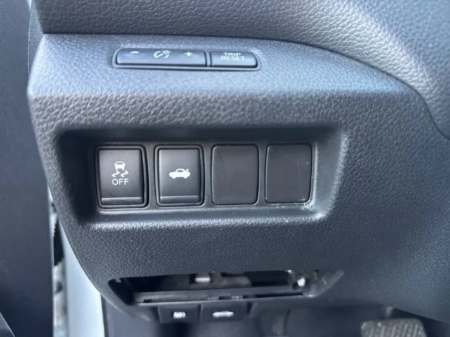 Used 2014 White Nissan 2.5 S image 22