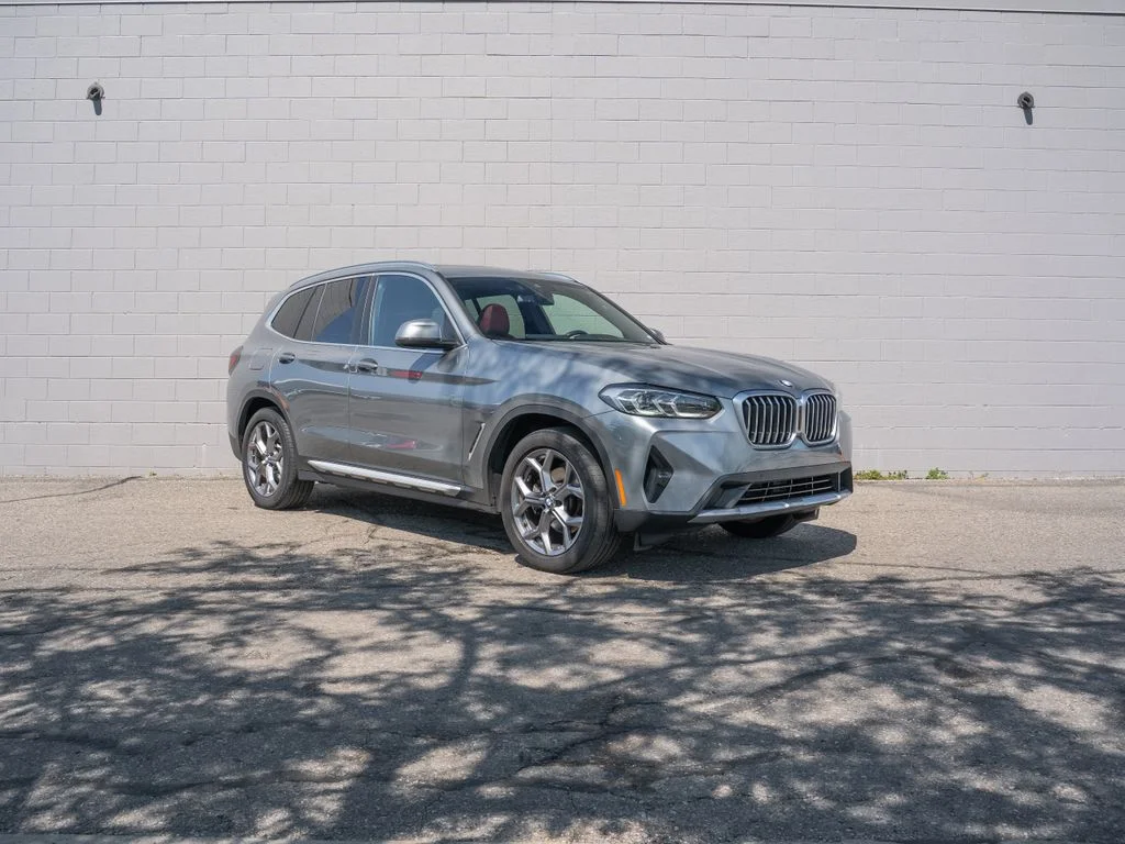 Used 2024 Gray BMW xDrive30i image 9