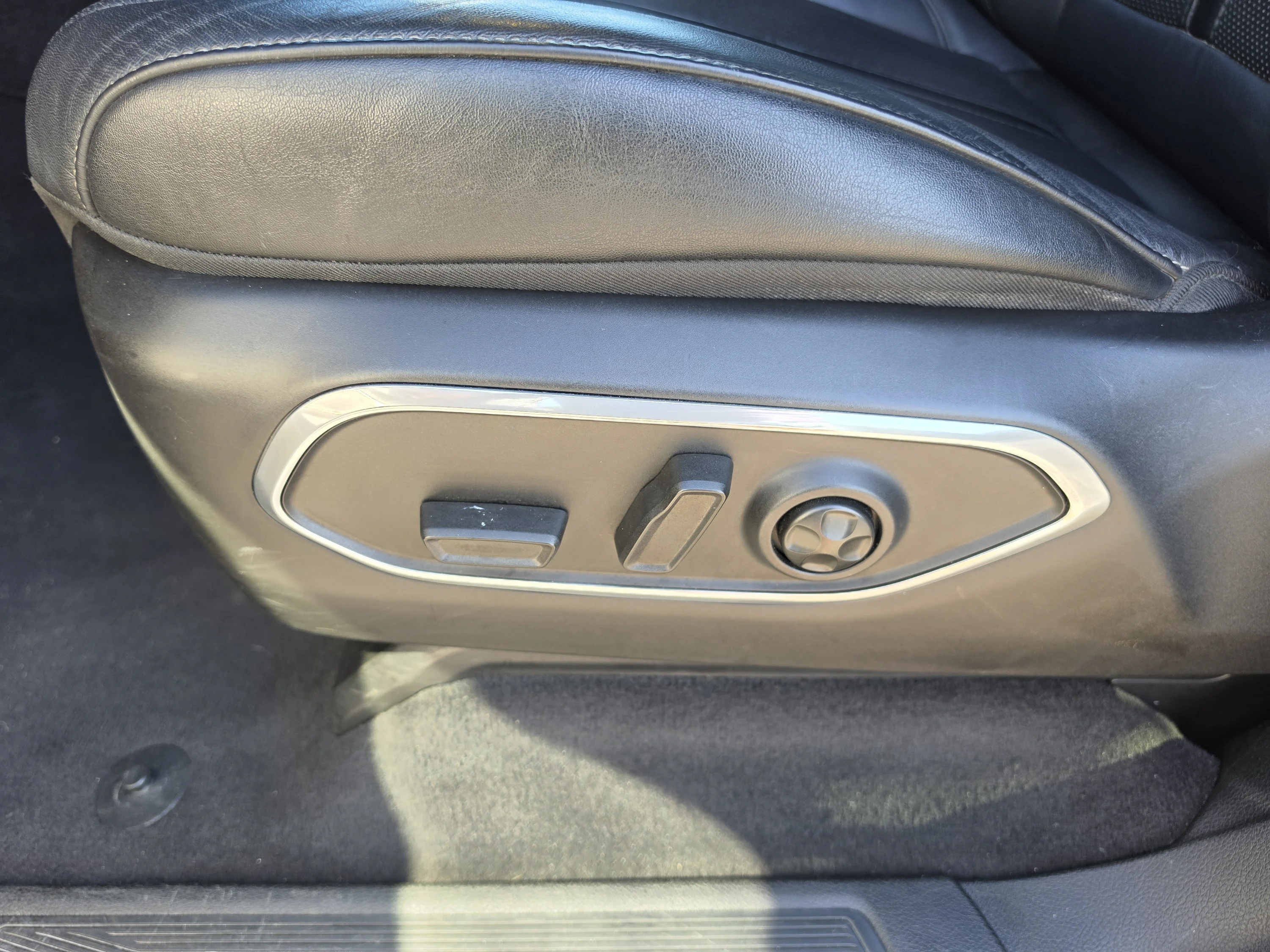 Used 2024 Diamond Black Crystal Pearlcoat Jeep Series II image 27