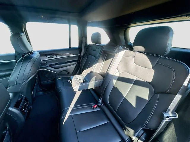 New 2026 Diamond Black Crystal Pearl-Coat Exterior Paint Jeep Limited image 28