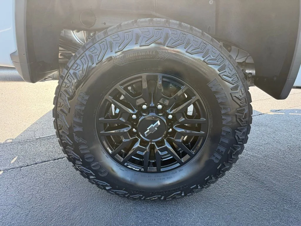 New 2026 Summit White Chevrolet ZR2 image 10