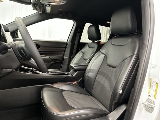 Used 2022 White Jeep Latitude image 15