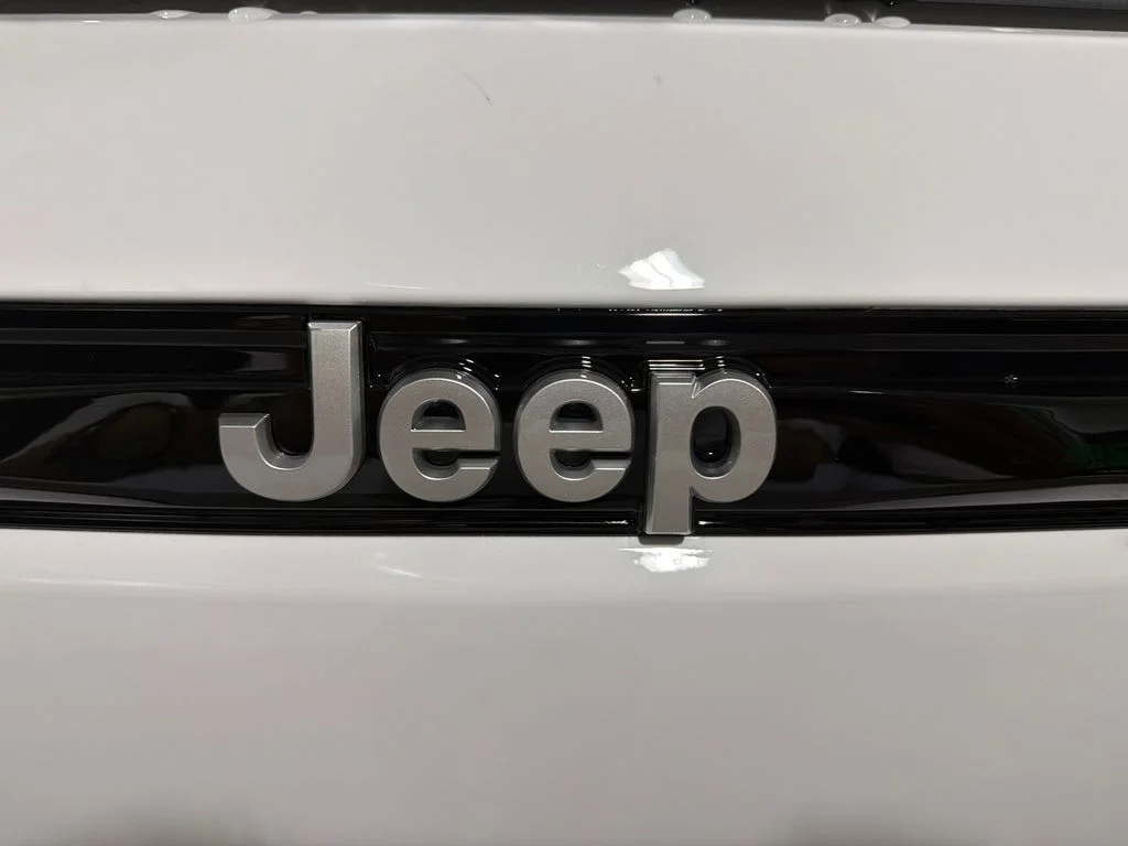 New 2026 Bright White Clear-Coat Exterior Paint Jeep Laredo X image 8