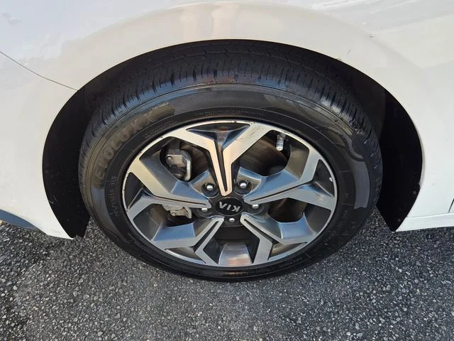 Used 2020 White Kia LXS image 16