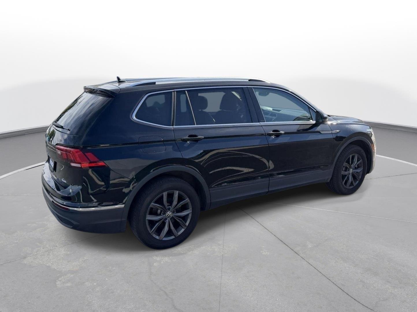 Used 2023 Deep Black Pearl Volkswagen SE image 5