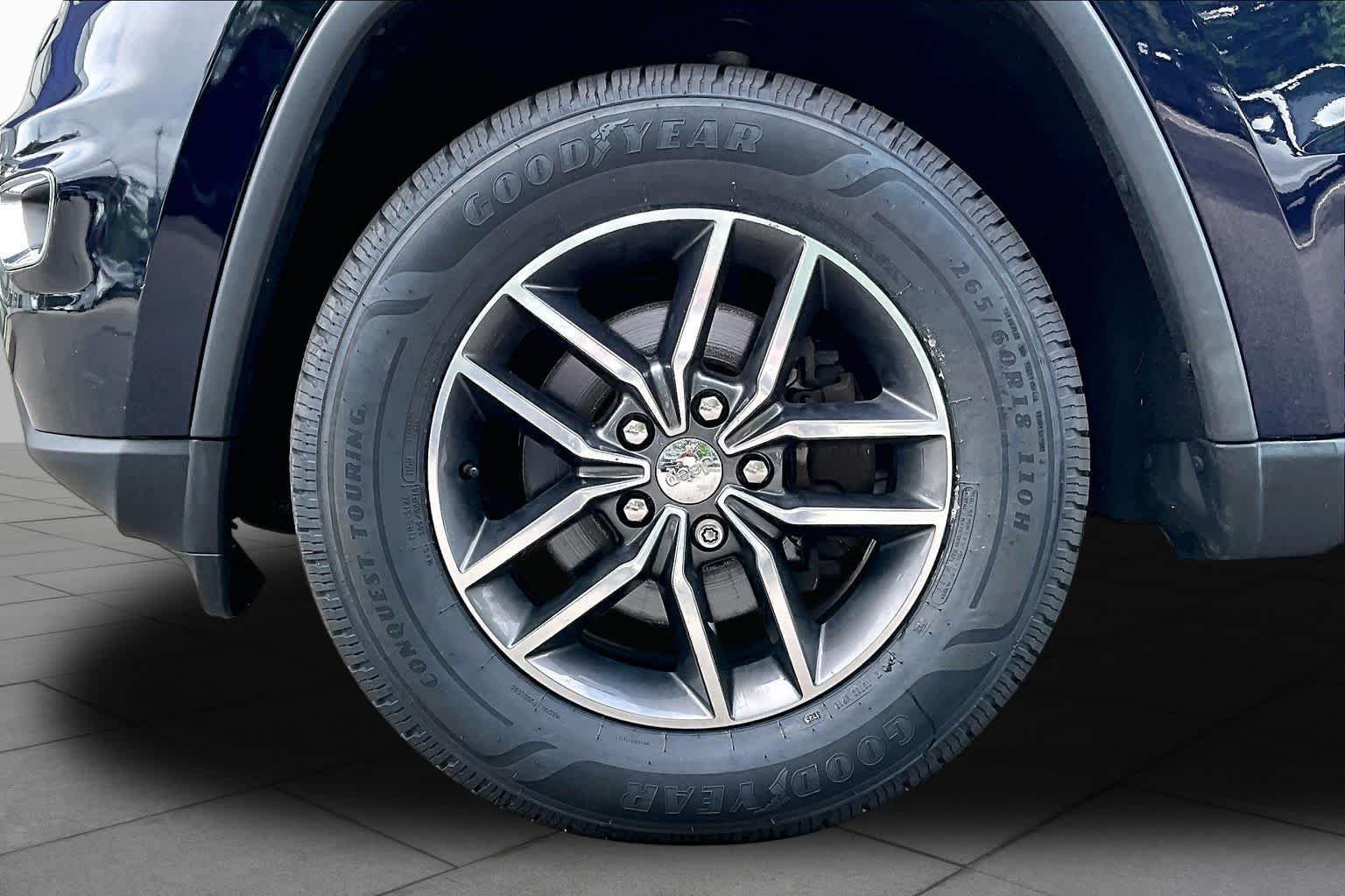 Used 2018 True Blue Pearlcoat Jeep Limited image 11