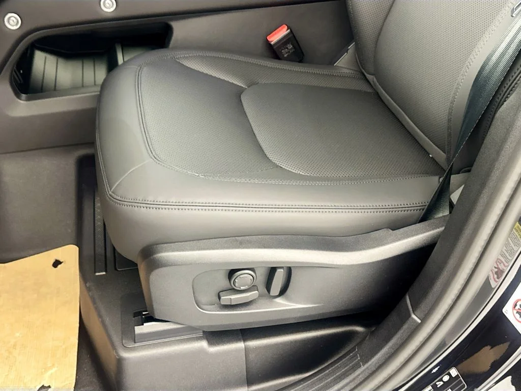 New 2026 Santorini Black Land Rover X-Dynamic SE image 18