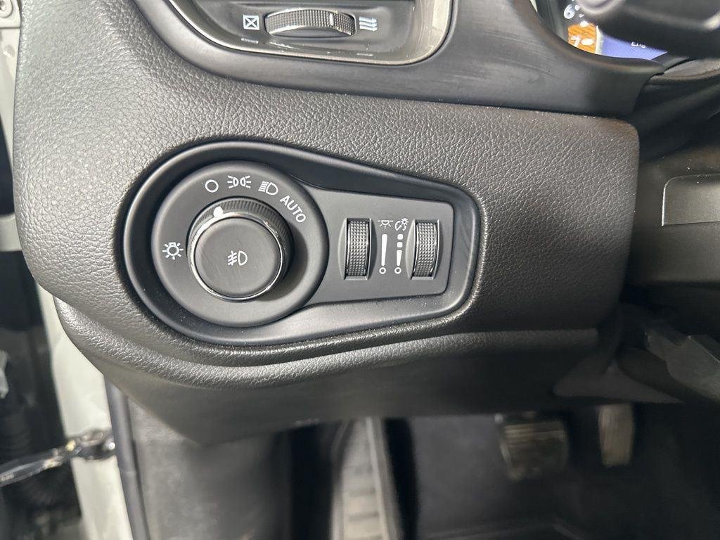 Used 2022 Sting-Gray Clearcoat Jeep Latitude image 14