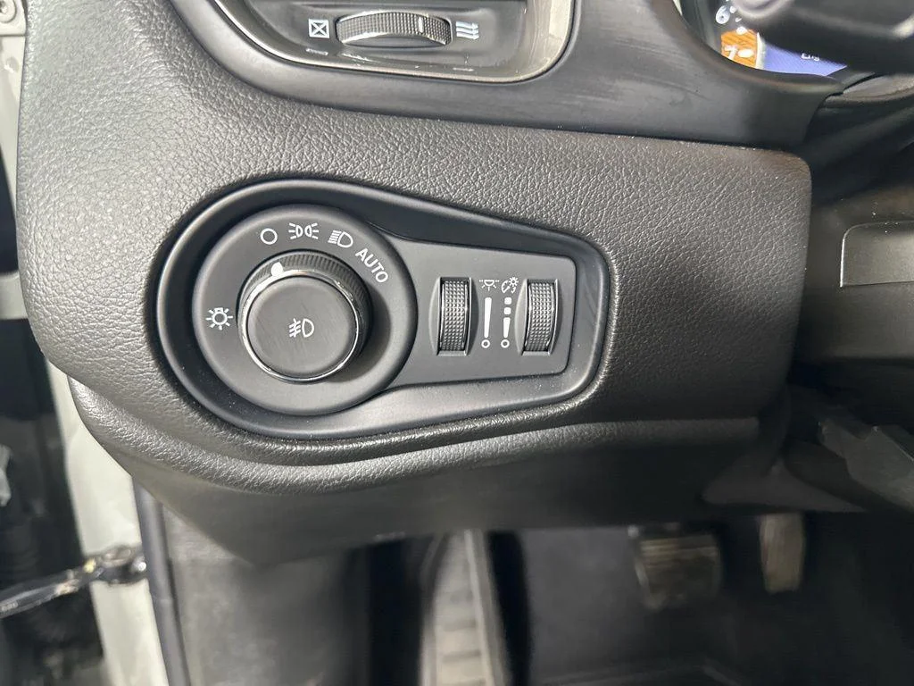 Used 2022 Sting-Gray Clearcoat Jeep Latitude image 14