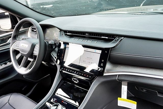 New 2026 Diamond Black Crystal Pearl-Coat Exterior Paint Jeep Limited image 12