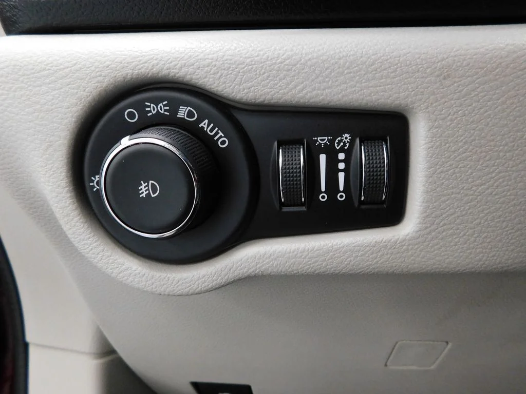 Used 2019 Velvet Red Pearlcoat Chrysler Touring L image 20