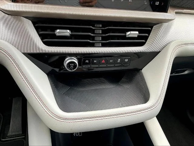 New 2026 Star White Metallic Tri-Coat Ford Active image 64