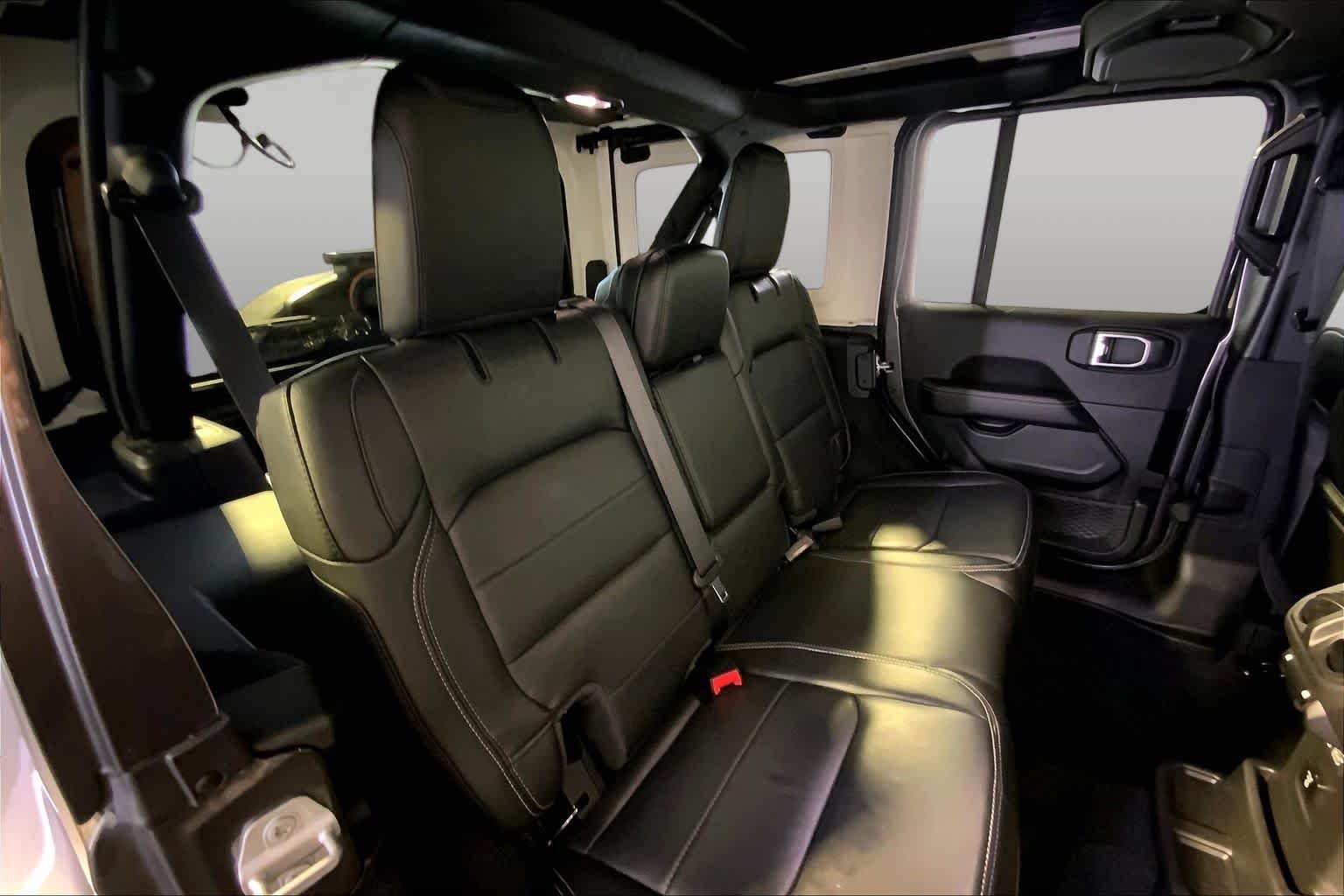 Used 2022 Granite Crystal Metallic Clearcoat Jeep Unlimited Sahara image 20