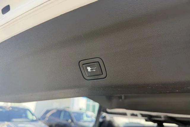 Used 2021 IRIDESCENT PEARL TRICOAT Chevrolet High Country image 28