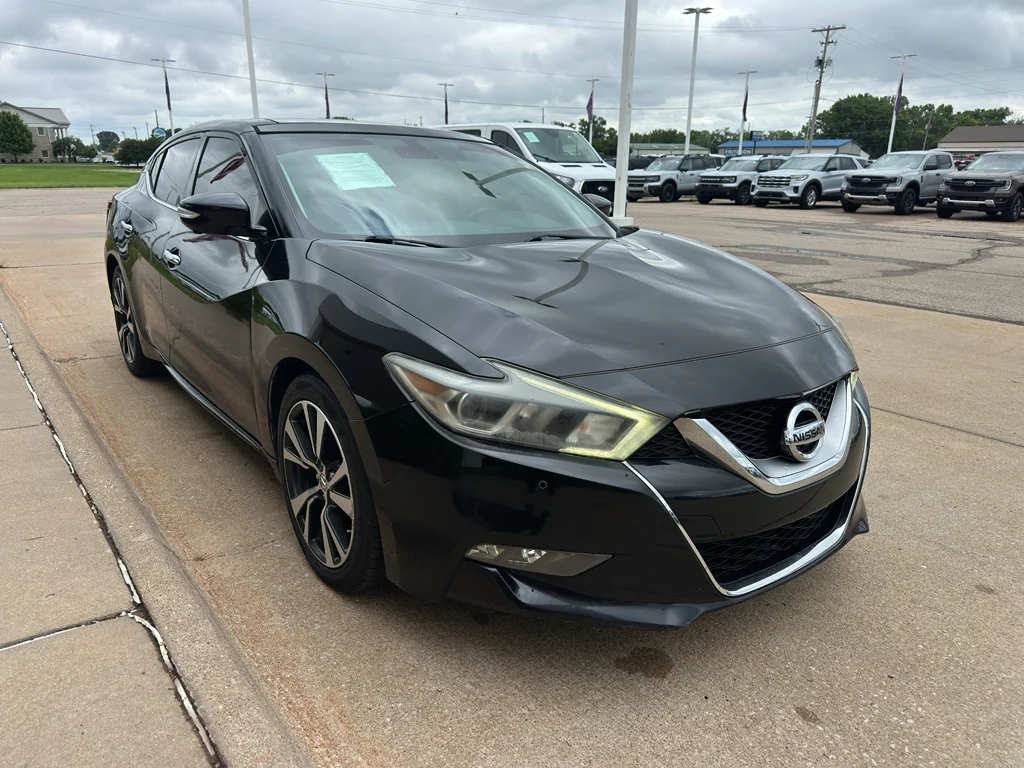 Used 2017 Super Black Nissan Platinum image 6