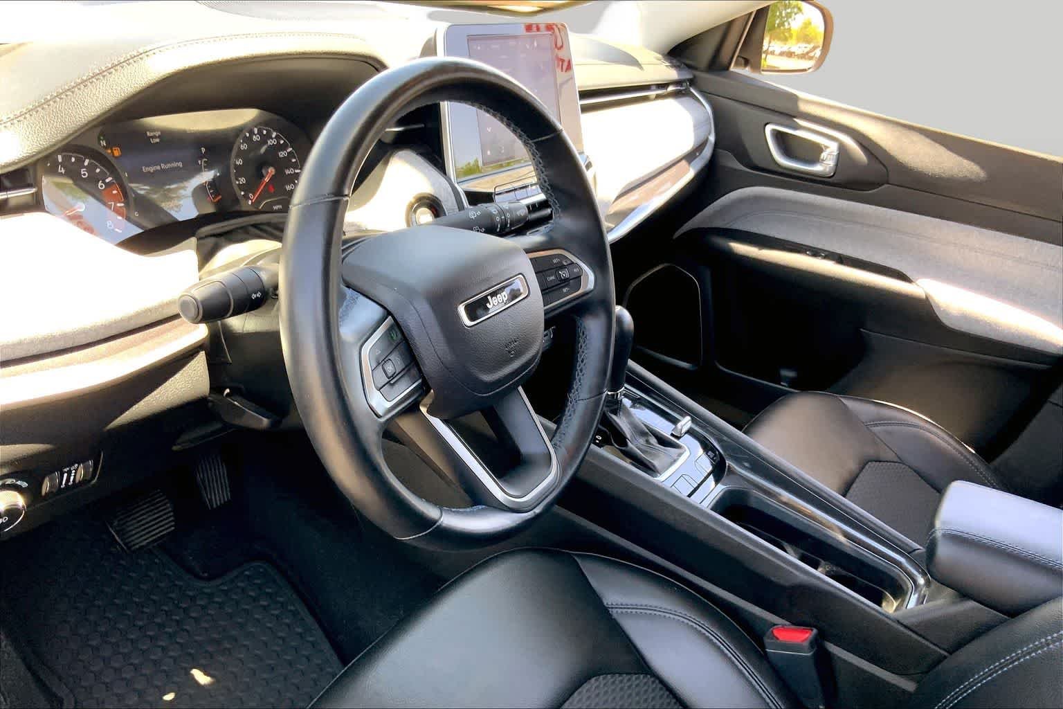 Used 2022 Diamond Black Crystal Pearlcoat Jeep Latitude image 15
