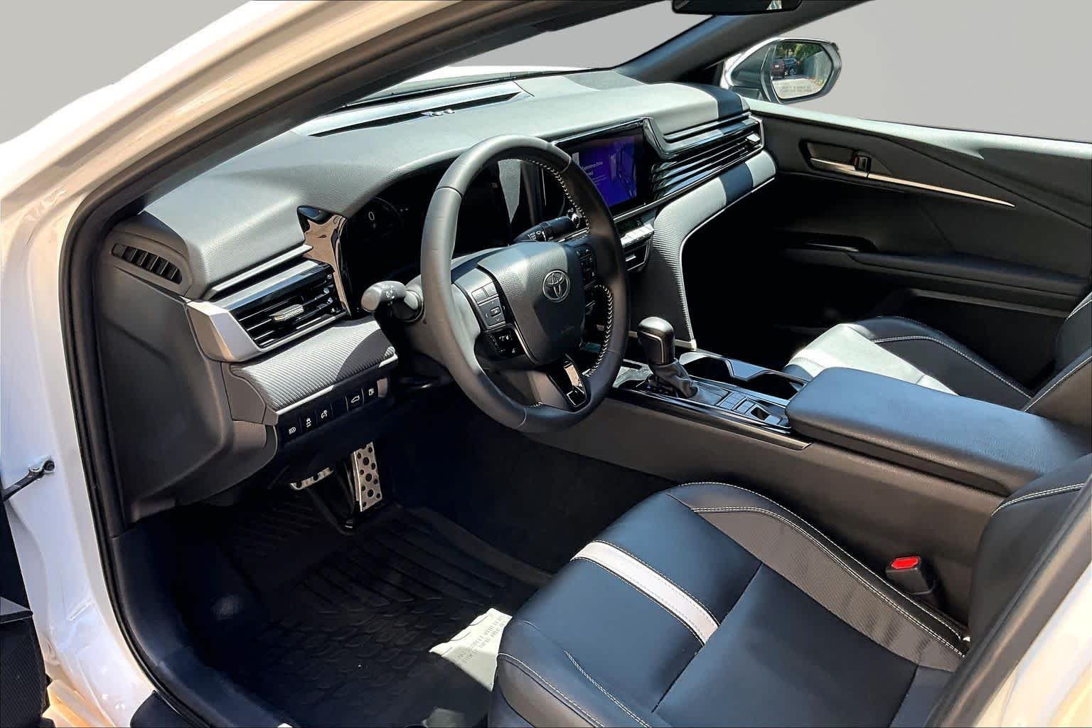 Used 2025 Ice Cap Toyota SE image 18