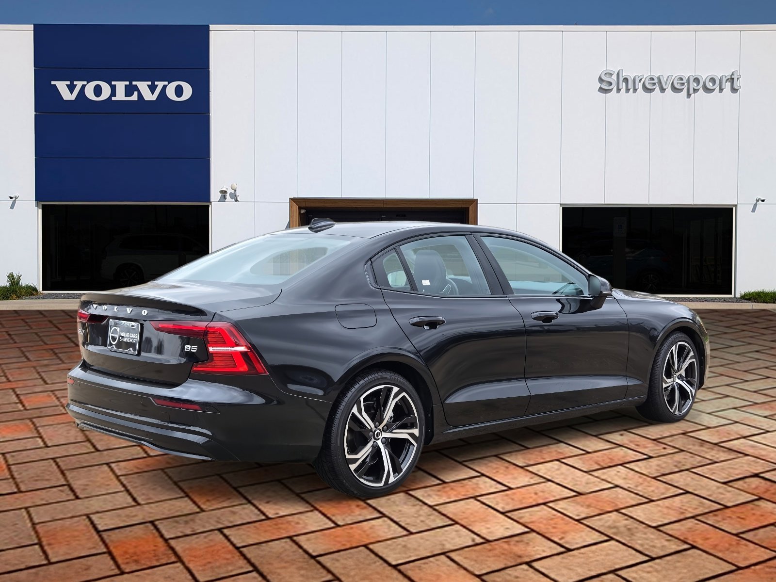Used 2024 Onyx Black Metallic Volvo Core Dark Theme image 4