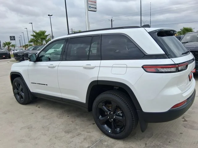 New 2026 Bright White Clear-Coat Exterior Paint Jeep Limited image 5
