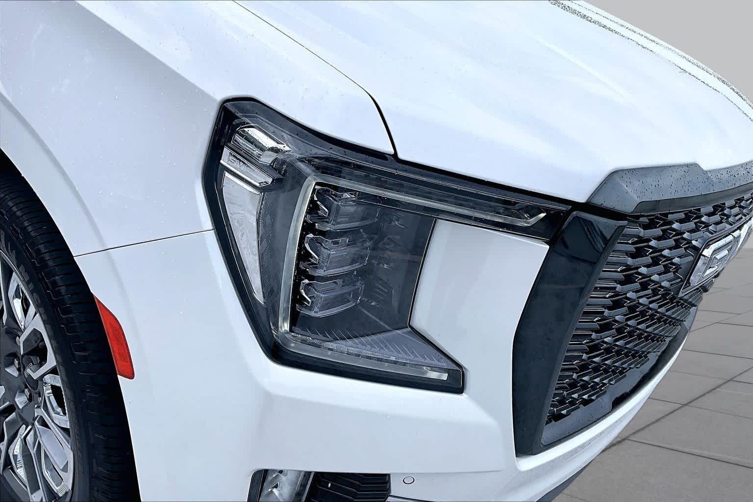 Used 2023 White Frost Tricoat GMC Denali Ultimate image 28