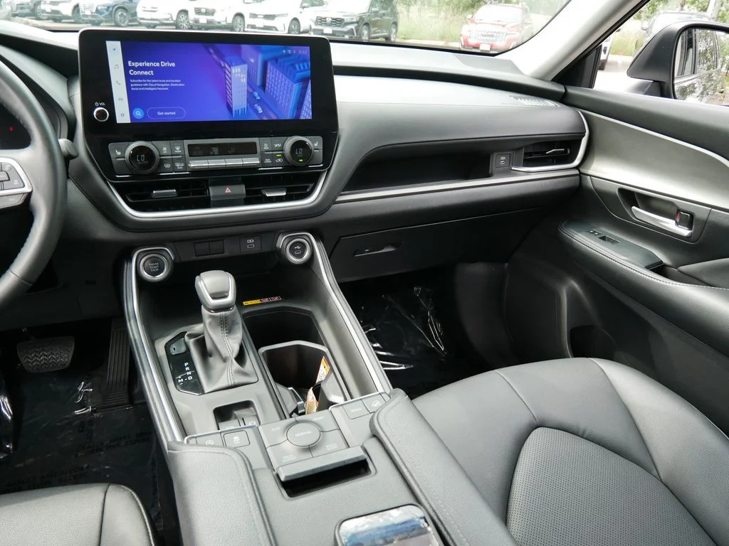 Used 2025  Toyota XLE image 16