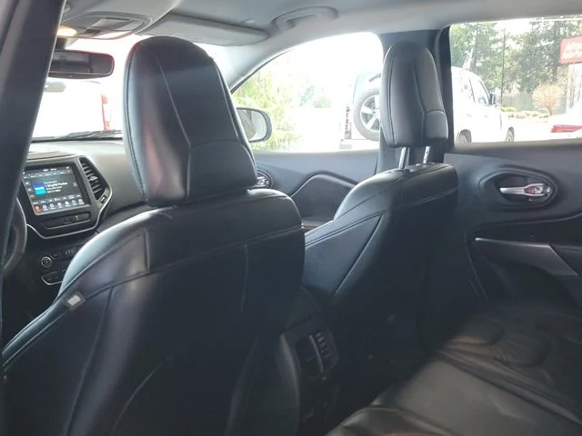 Used 2022 White Jeep Latitude Lux image 12