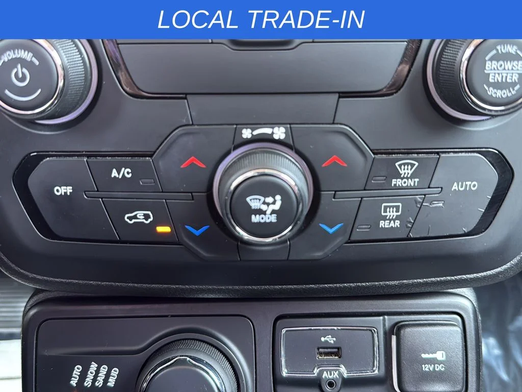 Used 2018 White Jeep Latitude image 24