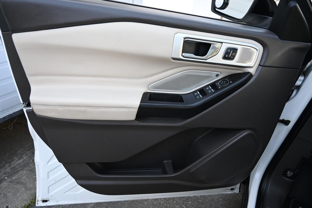 Used 2020 White Metallic Ford Platinum image 22