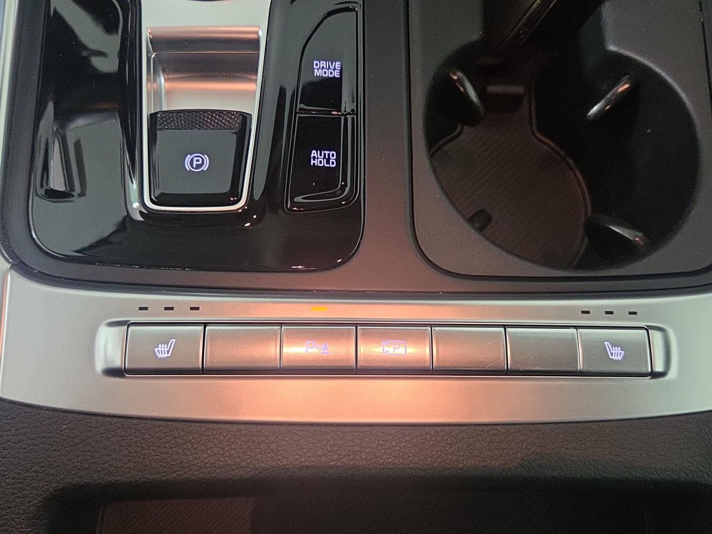 Used 2025 Snow White Pearl Kia EX image 18