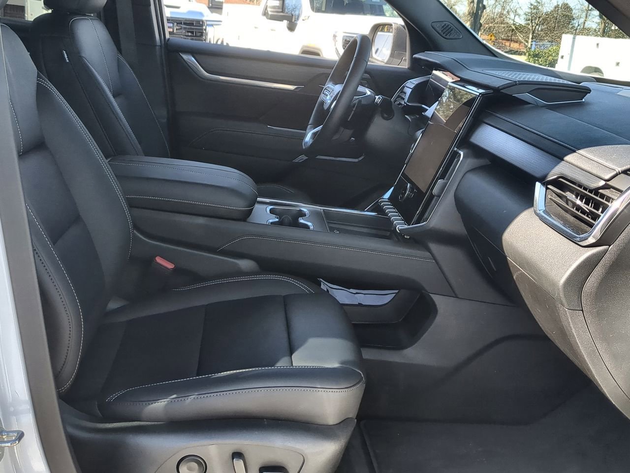 Used 2025 Summit White GMC Elevation image 28