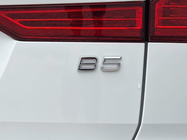 Used 2022 Ice White Volvo Momentum image 44