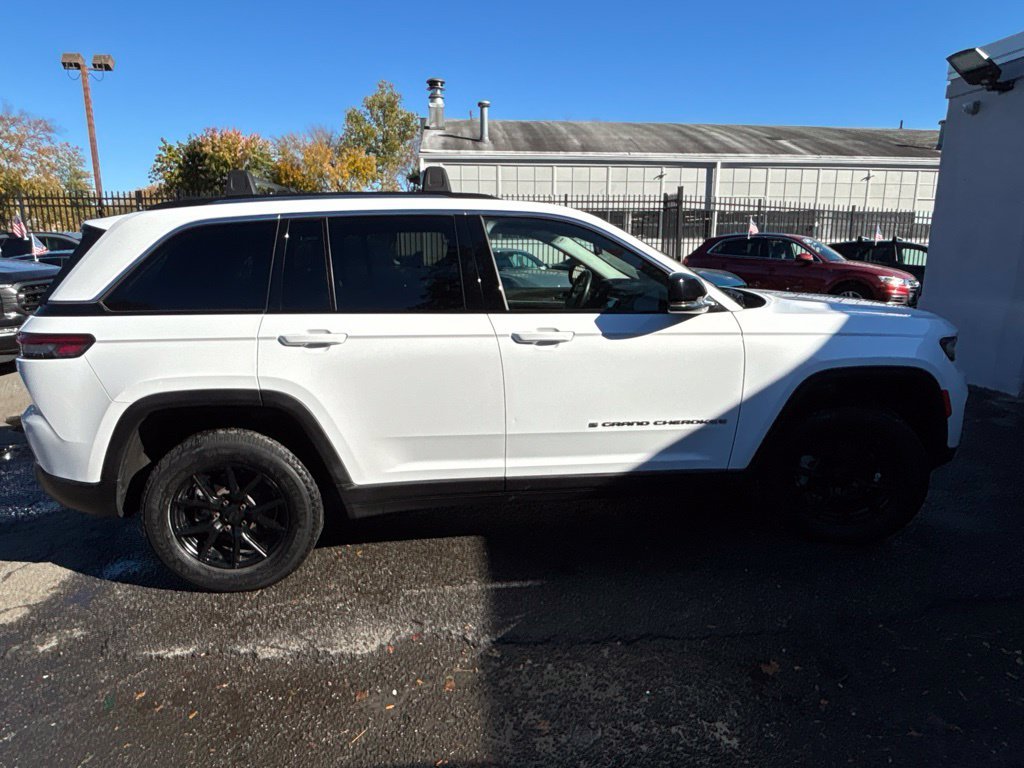 Used 2022 White Jeep Limited image 7