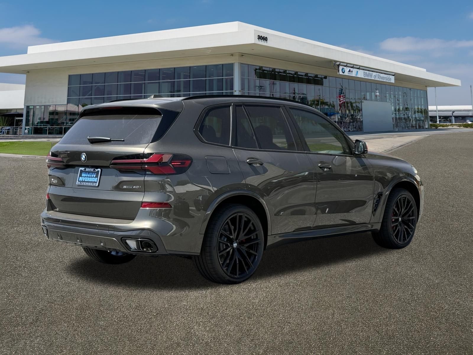 New 2026 Manhattan Green Metallic BMW sDrive40i image 10