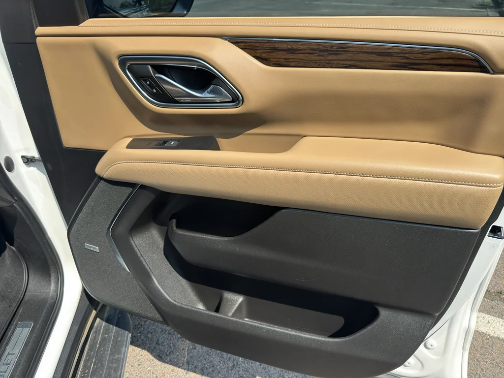 Used 2023 Iridescent Pearl Tricoat Chevrolet Premier image 9
