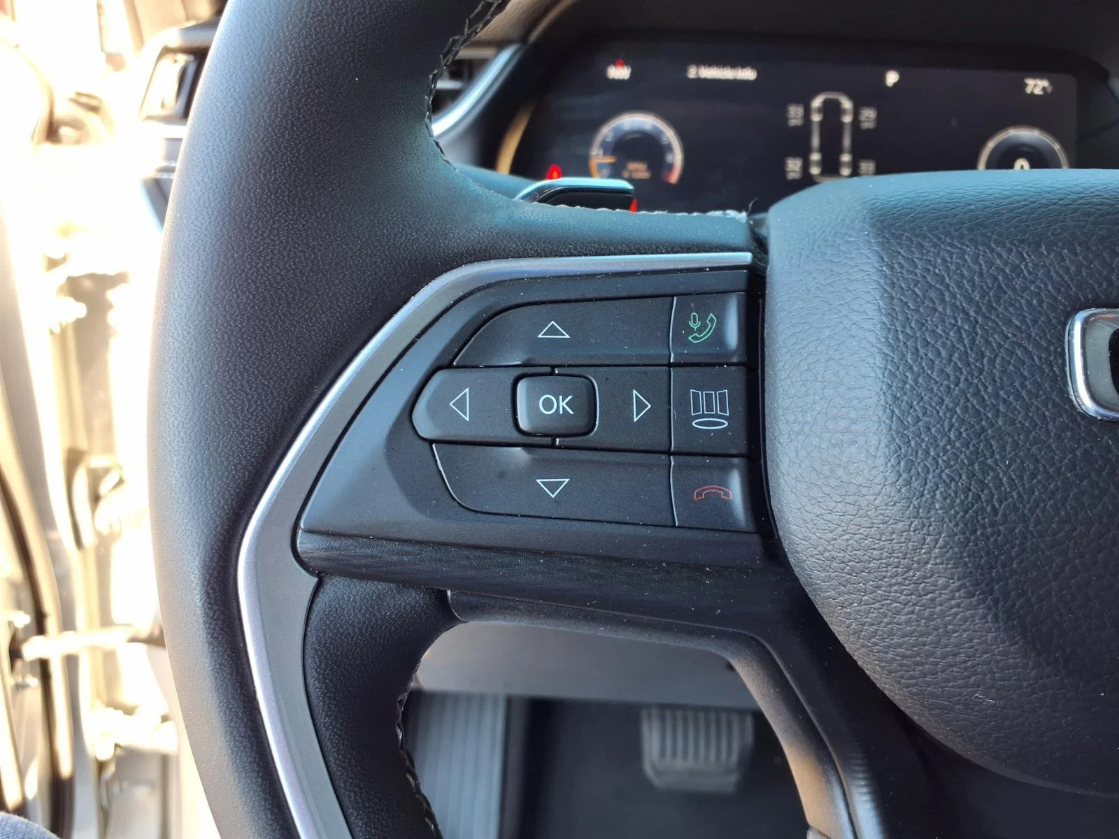 Used 2023 Silver Zynith Jeep Altitude image 28