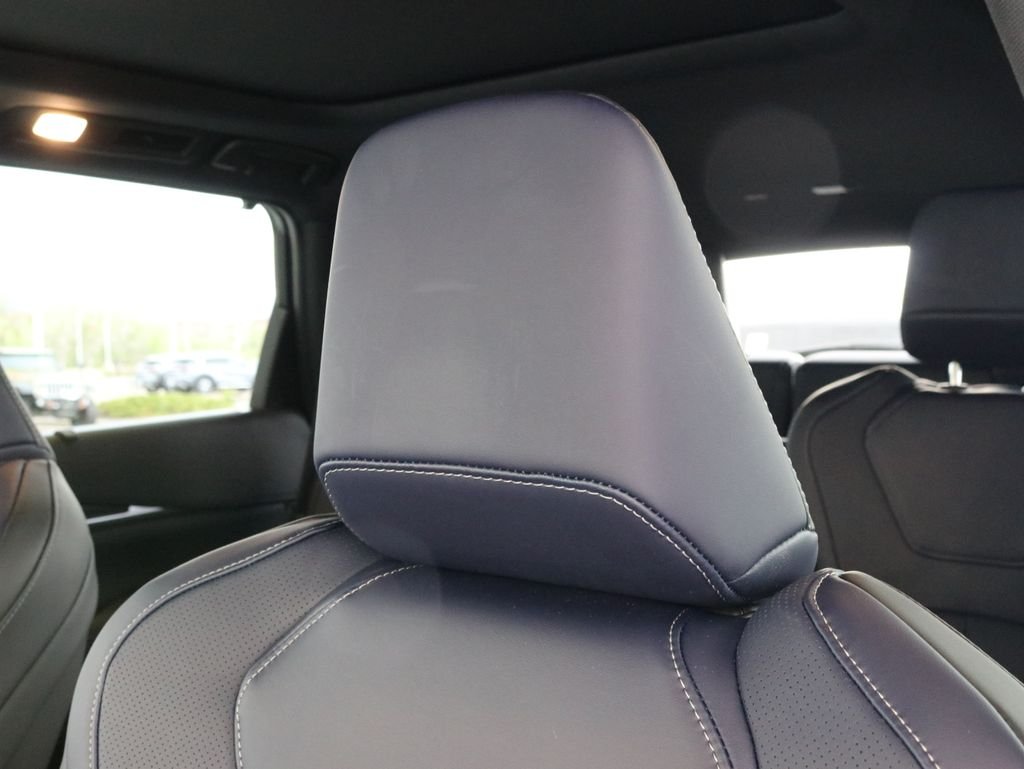New 2026 2T RAD WHT INFINITI Sport AWD image 24