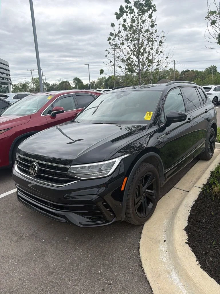 2023 Volkswagen Tiguan 2.0T SE R-Line Black 4Motion's photo