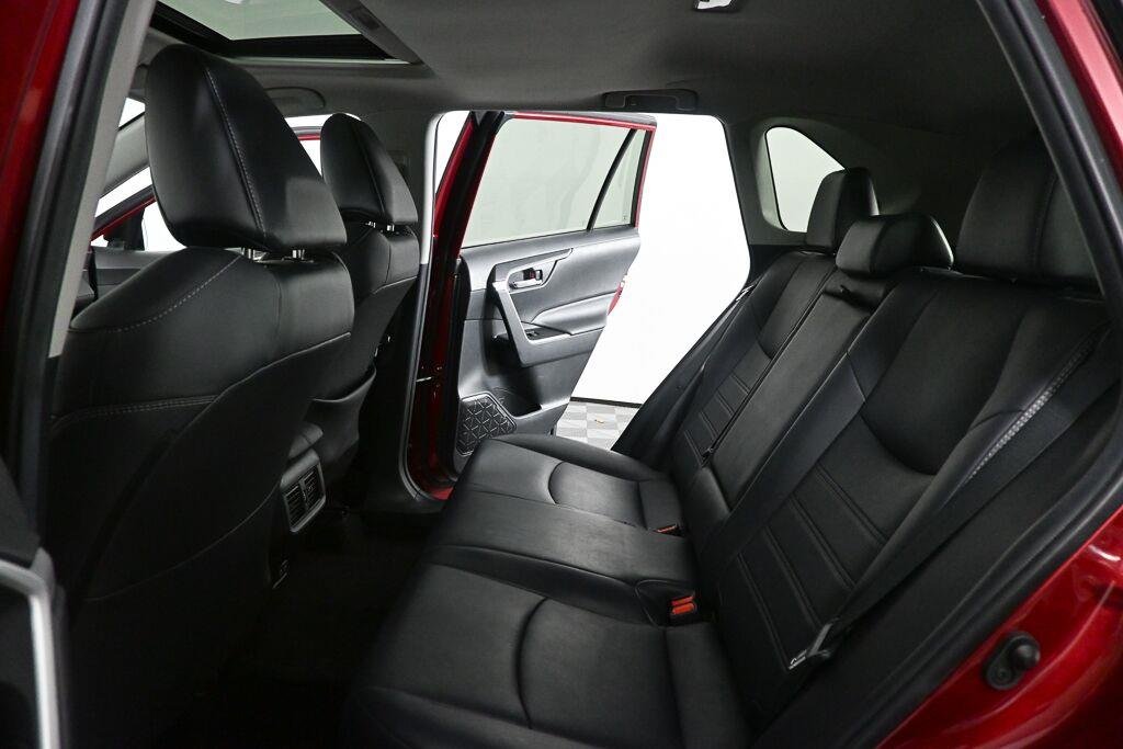 Used 2020 Ruby Flare Pearl TOYOTA XLE Premium image 19
