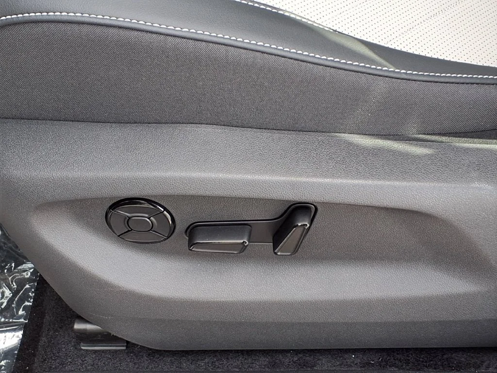 New 2026 Deep Black Pearl Volkswagen SE image 13