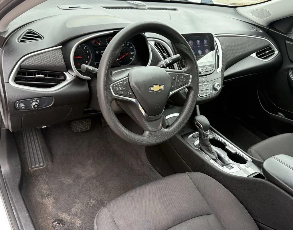 Used 2024 Summit White Chevrolet LT image 13